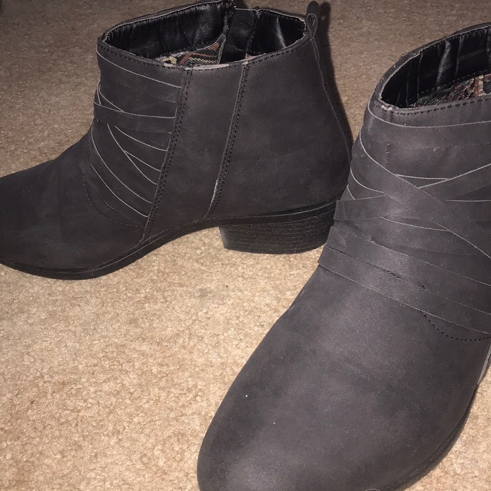 Shoes - Picture 3 of 6